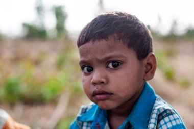 Hindistan 'ın Madhya Pradesh kentindeki Bandhavgarh Milli Parkı' nda, Tala adında küçük bir köyde kimliği belirsiz bir çocuk.