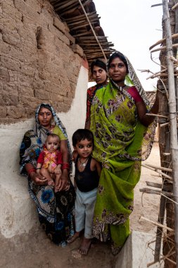 Hindistan 'ın Madhya Pradesh kentindeki Bandhavgarh Ulusal Parkı' nda, Tala adında küçük bir köyde, yaklaşık Nisan 2011 'de kimliği belirsiz insanlar.