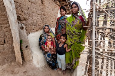 Hindistan 'ın Madhya Pradesh kentindeki Bandhavgarh Ulusal Parkı' nda, Tala adında küçük bir köyde, yaklaşık Nisan 2011 'de kimliği belirsiz insanlar.