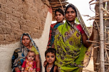 Hindistan 'ın Madhya Pradesh kentindeki Bandhavgarh Ulusal Parkı' nda, Tala adında küçük bir köyde, yaklaşık Nisan 2011 'de kimliği belirsiz insanlar.
