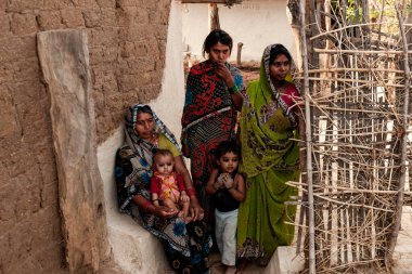 Hindistan 'ın Madhya Pradesh kentindeki Bandhavgarh Ulusal Parkı' nda, Tala adında küçük bir köyde, yaklaşık Nisan 2011 'de kimliği belirsiz insanlar.