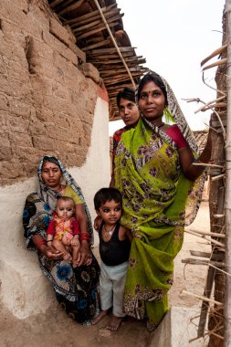 Hindistan 'ın Madhya Pradesh kentindeki Bandhavgarh Ulusal Parkı' nda, Tala adında küçük bir köyde, yaklaşık Nisan 2011 'de kimliği belirsiz insanlar.