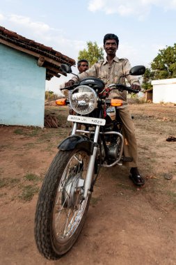 Hindistan 'ın Madhya Pradesh kentindeki Bandhavgarh Ulusal Parkı' nda, Tala adında küçük bir köyde kimliği belirsiz bir adam.