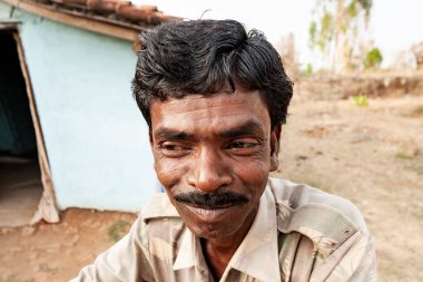 Hindistan 'ın Madhya Pradesh kentindeki Bandhavgarh Ulusal Parkı' nda, Tala adında küçük bir köyde kimliği belirsiz bir adam.