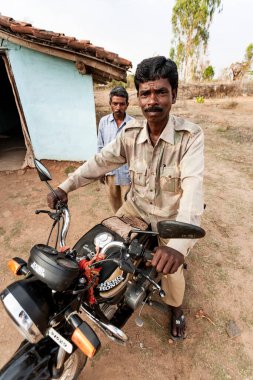 Hindistan 'ın Madhya Pradesh kentindeki Bandhavgarh Ulusal Parkı' nda, Tala adında küçük bir köyde kimliği belirsiz bir adam.