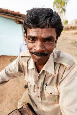 Hindistan 'ın Madhya Pradesh kentindeki Bandhavgarh Ulusal Parkı' nda, Tala adında küçük bir köyde kimliği belirsiz bir adam.
