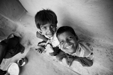 Hindistan 'ın Madhya Pradesh kentindeki Bandhavgarh Ulusal Parkı' nda, Tala adında küçük bir köyde, yaklaşık Nisan 2011 'de kimliği belirsiz insanlar.