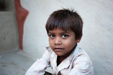 Hindistan 'ın Madhya Pradesh kentindeki Bandhavgarh Milli Parkı' nda, Tala adında küçük bir köyde kimliği belirsiz bir çocuk.