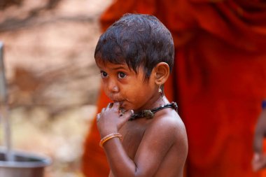 Hindistan 'ın Madhya Pradesh kentindeki Bandhavgarh Milli Parkı' nda, Tala adında küçük bir köyde kimliği belirsiz bir çocuk.