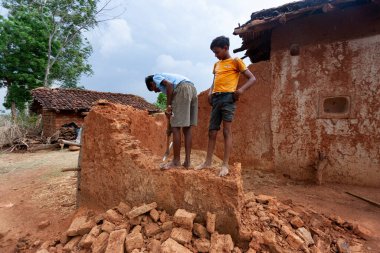 Hindistan 'ın Madhya Pradesh kentindeki Bandhavgarh Ulusal Parkı' nda, Tala adında küçük bir köyde kimliği belirsiz çocuklar.