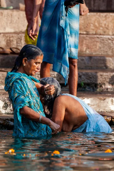 青い服を着た2人の成熟した女性がガンジス川の聖水に浸かっている インドのバラナシ — ストック写真