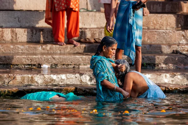 Två Mogna Kvinnor Blå Kläder Badar Ganges Rivers Heliga Vatten — Stockfoto