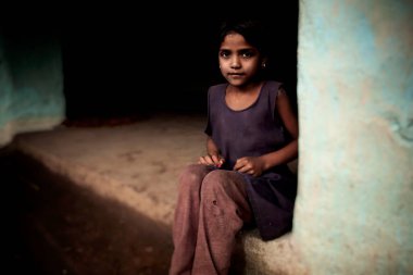 RAXAUL, INDIA: Kimliği belirsiz Hintli kız Kasım 2013 'te Raxaul, Bihar, Hindistan' da