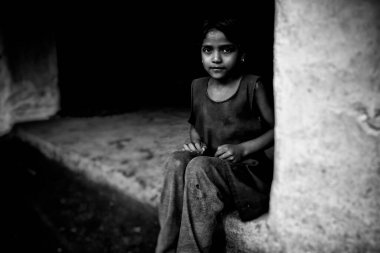 RAXAUL, INDIA: Kimliği belirsiz Hintli kız Kasım 2013 'te Raxaul, Bihar, Hindistan' da