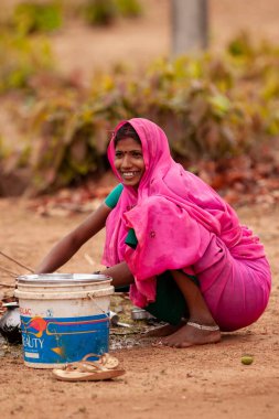 Hindistan 'ın Madhya Pradesh kentindeki Bandhavgarh Milli Parkı' nda, Tala adında küçük bir köyde kimliği belirsiz bir kadın.