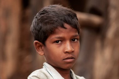 RAXAUL, INDIA: Tanımlanamayan Hintli çocuk Kasım 2013 'te Raxaul, Bihar, Hindistan' da.