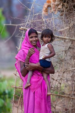 Hindistan 'ın Madhya Pradesh kentindeki Bandhavgarh Milli Parkı' nda, Tala adında küçük bir köyde çocuğuyla birlikte tanımlanamayan bir kadın.