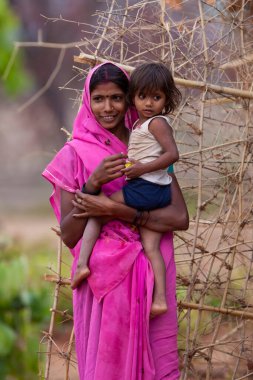 Hindistan 'ın Madhya Pradesh kentindeki Bandhavgarh Milli Parkı' nda, Tala adında küçük bir köyde çocuğuyla birlikte tanımlanamayan bir kadın.