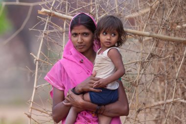 Hindistan 'ın Madhya Pradesh kentindeki Bandhavgarh Milli Parkı' nda, Tala adında küçük bir köyde çocuğuyla birlikte tanımlanamayan bir kadın.