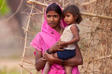 Hindistan 'ın Madhya Pradesh kentindeki Bandhavgarh Milli Parkı' nda, Tala adında küçük bir köyde çocuğuyla birlikte tanımlanamayan bir kadın.