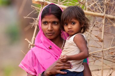 Hindistan 'ın Madhya Pradesh kentindeki Bandhavgarh Milli Parkı' nda, Tala adında küçük bir köyde çocuğuyla birlikte tanımlanamayan bir kadın.