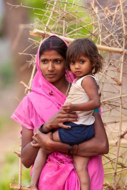 Hindistan 'ın Madhya Pradesh kentindeki Bandhavgarh Milli Parkı' nda, Tala adında küçük bir köyde çocuğuyla birlikte tanımlanamayan bir kadın.