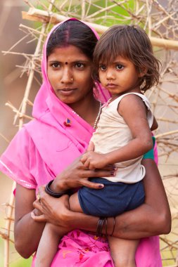 Hindistan 'ın Madhya Pradesh kentindeki Bandhavgarh Milli Parkı' nda, Tala adında küçük bir köyde çocuğuyla birlikte tanımlanamayan bir kadın.
