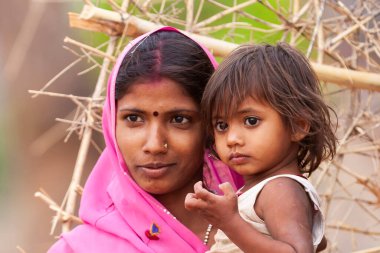Hindistan 'ın Madhya Pradesh kentindeki Bandhavgarh Milli Parkı' nda, Tala adında küçük bir köyde çocuğuyla birlikte tanımlanamayan bir kadın.