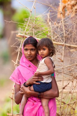 Hindistan 'ın Madhya Pradesh kentindeki Bandhavgarh Milli Parkı' nda, Tala adında küçük bir köyde çocuğuyla birlikte tanımlanamayan bir kadın.
