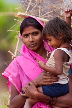Hindistan 'ın Madhya Pradesh kentindeki Bandhavgarh Milli Parkı' nda, Tala adında küçük bir köyde çocuğuyla birlikte tanımlanamayan bir kadın.