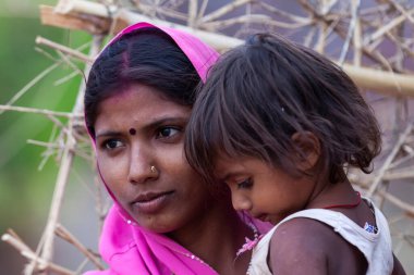 Hindistan 'ın Madhya Pradesh kentindeki Bandhavgarh Milli Parkı' nda, Tala adında küçük bir köyde çocuğuyla birlikte tanımlanamayan bir kadın.