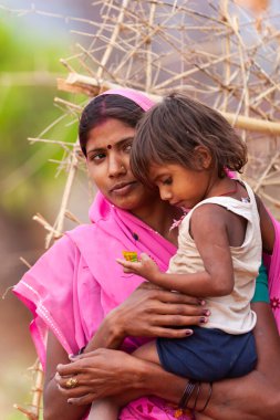 Hindistan 'ın Madhya Pradesh kentindeki Bandhavgarh Milli Parkı' nda, Tala adında küçük bir köyde çocuğuyla birlikte tanımlanamayan bir kadın.