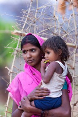 Hindistan 'ın Madhya Pradesh kentindeki Bandhavgarh Milli Parkı' nda, Tala adında küçük bir köyde çocuğuyla birlikte tanımlanamayan bir kadın.