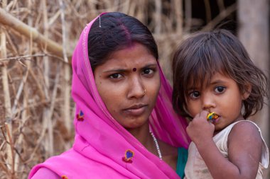 Hindistan 'ın Madhya Pradesh kentindeki Bandhavgarh Milli Parkı' nda, Tala adında küçük bir köyde çocuğuyla birlikte tanımlanamayan bir kadın.