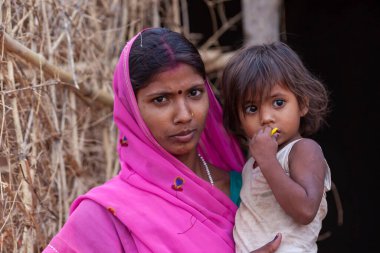 Hindistan 'ın Madhya Pradesh kentindeki Bandhavgarh Milli Parkı' nda, Tala adında küçük bir köyde çocuğuyla birlikte tanımlanamayan bir kadın.
