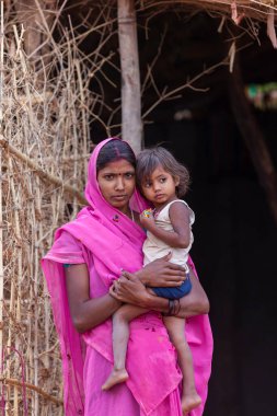 Hindistan 'ın Madhya Pradesh kentindeki Bandhavgarh Milli Parkı' nda, Tala adında küçük bir köyde çocuğuyla birlikte tanımlanamayan bir kadın.