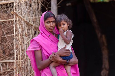 Hindistan 'ın Madhya Pradesh kentindeki Bandhavgarh Milli Parkı' nda, Tala adında küçük bir köyde çocuğuyla birlikte tanımlanamayan bir kadın.
