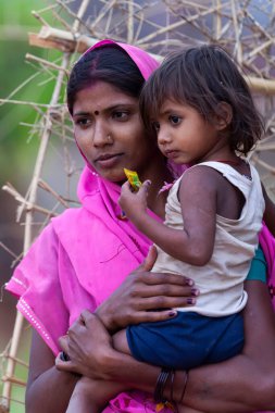 Hindistan 'ın Madhya Pradesh kentindeki Bandhavgarh Milli Parkı' nda, Tala adında küçük bir köyde çocuğuyla birlikte tanımlanamayan bir kadın.