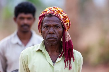 Hindistan 'ın Madhya Pradesh kentindeki Bandhavgarh Ulusal Parkı' nda, Tala adında küçük bir köyde kimliği belirsiz bir adam.