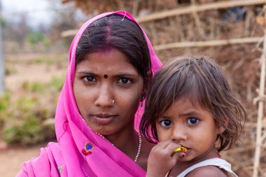 Hindistan 'ın Madhya Pradesh kentindeki Bandhavgarh Milli Parkı' nda, Tala adında küçük bir köyde çocuğuyla birlikte tanımlanamayan bir kadın.
