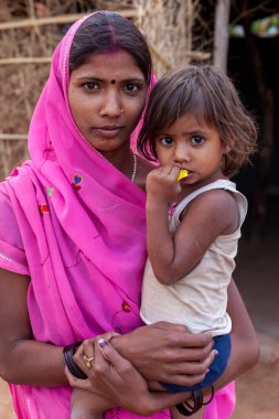 Hindistan 'ın Madhya Pradesh kentindeki Bandhavgarh Milli Parkı' nda, Tala adında küçük bir köyde çocuğuyla birlikte tanımlanamayan bir kadın.
