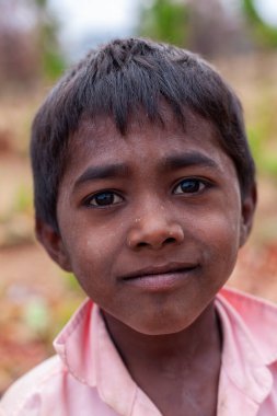 Hindistan 'ın Madhya Pradesh kentindeki Bandhavgarh Milli Parkı' nda, Tala adında küçük bir köyde kimliği belirsiz bir çocuk.