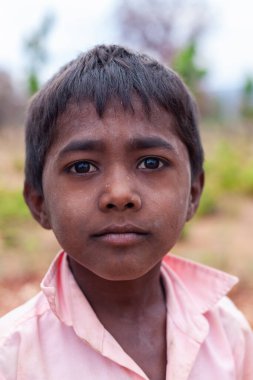 Hindistan 'ın Madhya Pradesh kentindeki Bandhavgarh Milli Parkı' nda, Tala adında küçük bir köyde kimliği belirsiz bir çocuk.