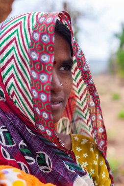 Hindistan 'ın Madhya Pradesh kentindeki Bandhavgarh Ulusal Parkı' nda, Tala adında küçük bir köyde, yaklaşık Nisan 2011 'de kimliği belirsiz insanlar.