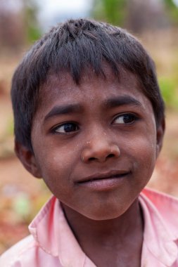 Hindistan 'ın Madhya Pradesh kentindeki Bandhavgarh Milli Parkı' nda, Tala adında küçük bir köyde kimliği belirsiz bir çocuk.