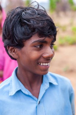 Hindistan 'ın Madhya Pradesh kentindeki Bandhavgarh Milli Parkı' nda, Tala adında küçük bir köyde kimliği belirsiz bir çocuk.