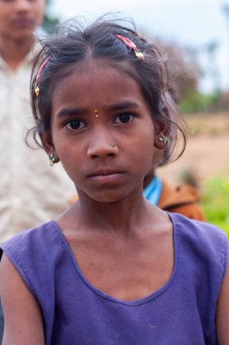 RAXAUL, INDIA: Kimliği belirsiz Hintli kız Kasım 2013 'te Raxaul, Bihar, Hindistan' da