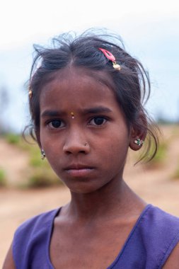 RAXAUL, INDIA: Kimliği belirsiz Hintli kız Kasım 2013 'te Raxaul, Bihar, Hindistan' da