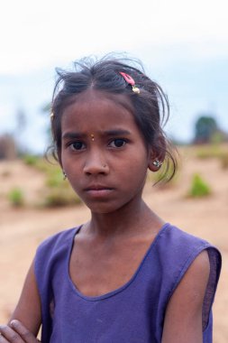 RAXAUL, INDIA: Kimliği belirsiz Hintli kız Kasım 2013 'te Raxaul, Bihar, Hindistan' da