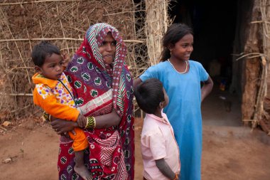 RAXAUL, INDIA: Çocuklu tanımlanamayan Hintli kadın, Kasım 2013, Raxaul, Bihar State, Hindistan.